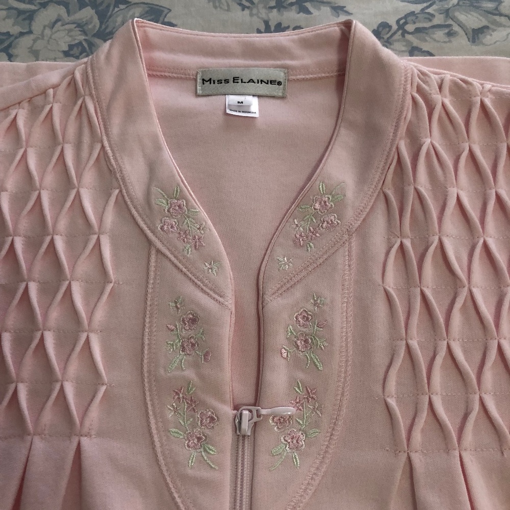 Miss Elaine NWT pink robe, full zip, short sleeve, Medium